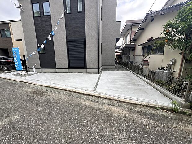 【駐車場】お車は2台駐車可能です