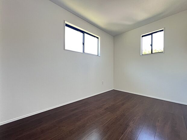 【洋室】洋室5.2帖　二面採光の明るいお部屋　2階には洋室を3部屋ご用意いたしました