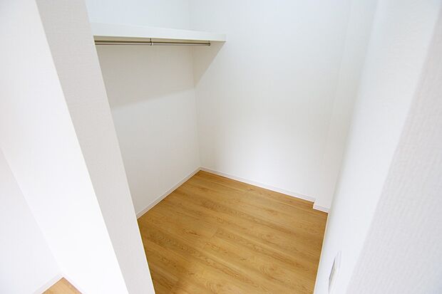 【同仕様写真(その他内観)】2階にはウォークインクローゼットを2箇所ご用意しました（同仕様)