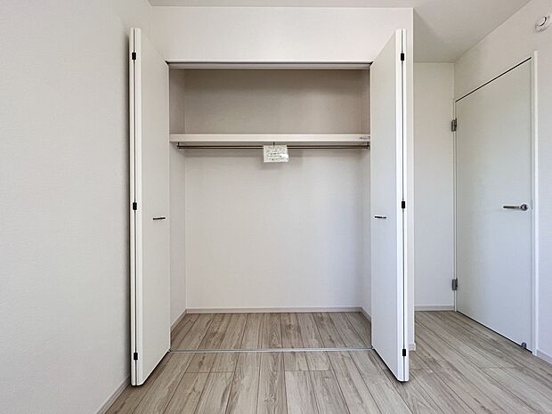 【同仕様写真(その他内観)】クローゼット収納(同仕様)