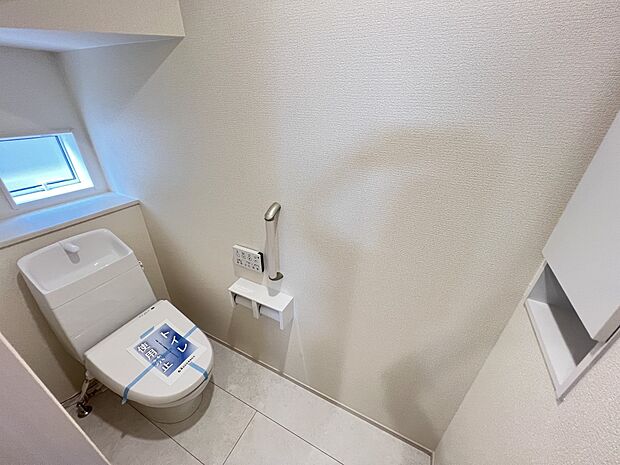 【トイレ】トイレは1.2階ともにございます　ウォシュレット機能付き