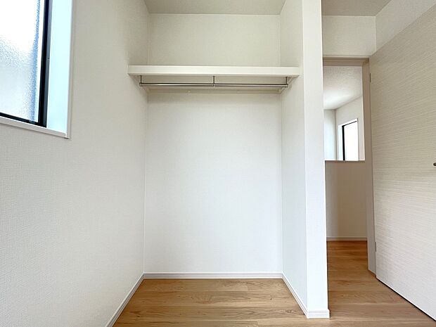 【同仕様写真(その他内観)】オープンクローゼット(同仕様)