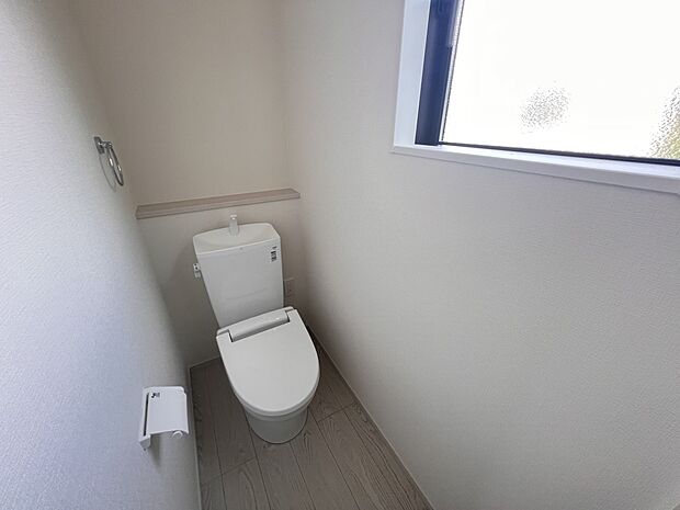 【同仕様写真(その他内観)】トイレは各階にご用意　ウォシュレット機能付き(1号棟同仕様)