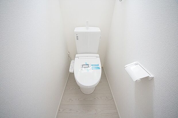 【同仕様写真(その他内観)】トイレは各階にご用意　ウォシュレット機能付き(同仕様)