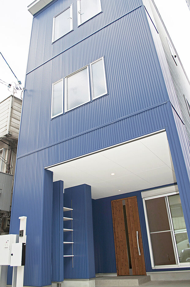 【建物プラン例（外観写真）】ガレージに可動式シェルフ。屋外作業やガーデニング用品・工具類も楽々保管※当社施工例