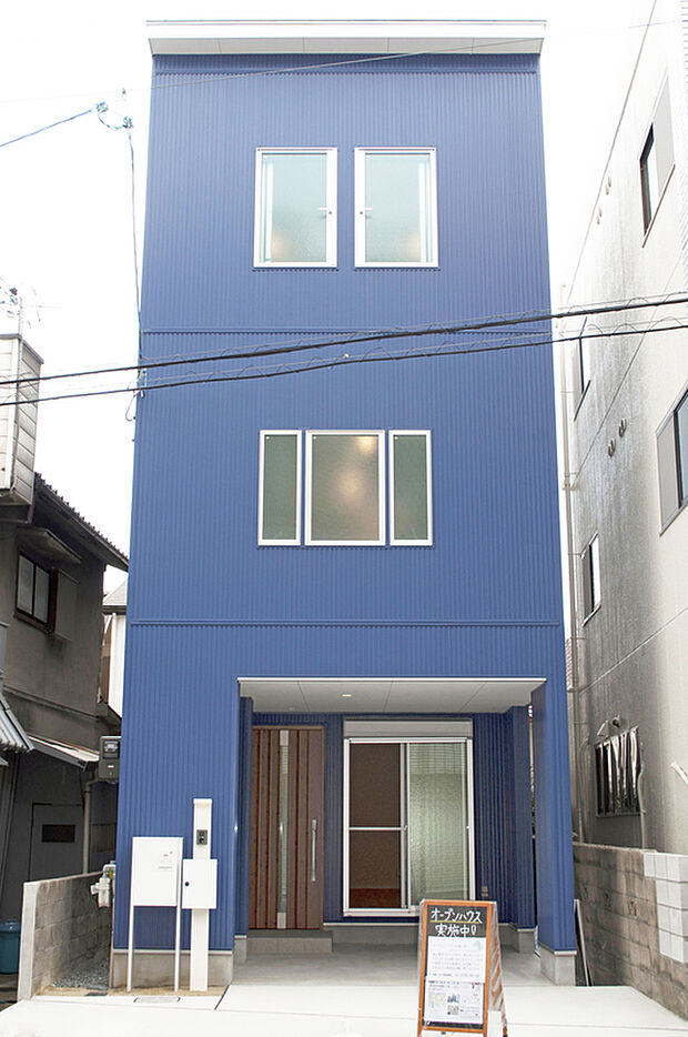 【建物プラン例(外観写真)】人気のガルバリウム鋼板を採用した外観デザイン。玄関ポーチには留守中でも荷物を受け取れる便利な宅配ボックス「COMBO」※当社施工例