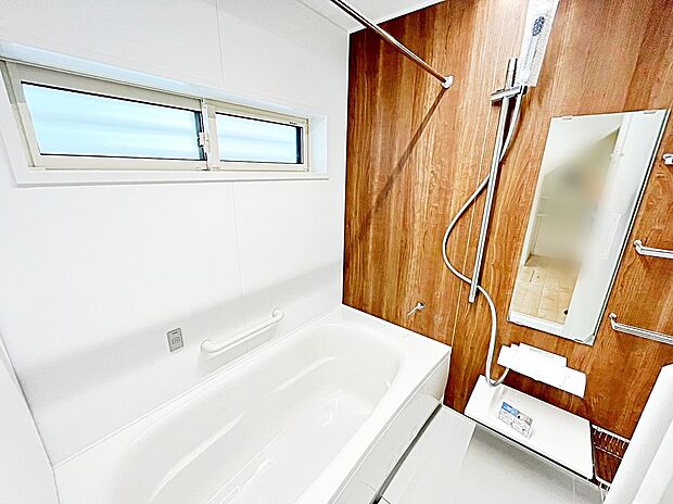 【■バスルーム】お手入れが楽にできる浴槽です。上質溢れるパターンと共にコーディネートされた統一感のある設備となっています。
バスルームを心地よく照らす長寿命なLEDを採用！