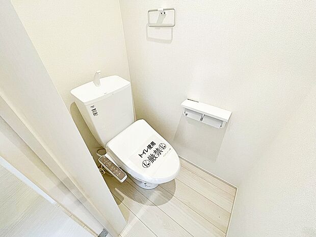 【■トイレ（4号棟）】お掃除しやすい素材と機能にこだわった、シャープなフォルムのトイレはいつまでもキレイが続きます。少ない水量で洗浄できる、環境にもお財布にもやさしいエコなトイレです。