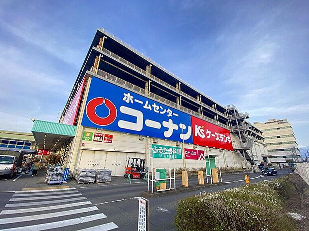 コーナン保土ヶ谷星川店まで1400m 品揃え豊富な大型のホームセンター。地域の人々のライフスタイルに合った心地いい暮らしを支えています。建物内に100円ショップ、家電量販店があり便利です。