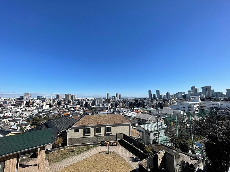 横浜の景色を一望できる贅沢なロケーション。高台に位置しているため日当たり、風通しも良好です♪