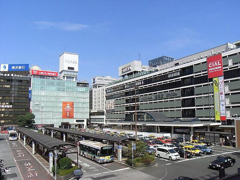「横浜」駅まで1700ｍ　徒歩24分　歩いていける距離に巨大ターミナル駅があると非常に便利ですね。この他にも横浜市営地下鉄ブルーライン「三ッ沢上町」駅も近く900ｍ徒歩12分で行く事ができます。