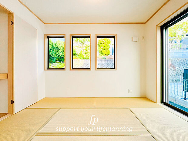 ～5号棟～二面採光でお部屋の隅々まで明るい印象の居室。おひさまの光を、爽やかな風をたっぷりと取り込めます。いつも明るい印象ですので、気持ちの良い朝を迎えられそう。毎日の生活も自然と明るくなりますね。