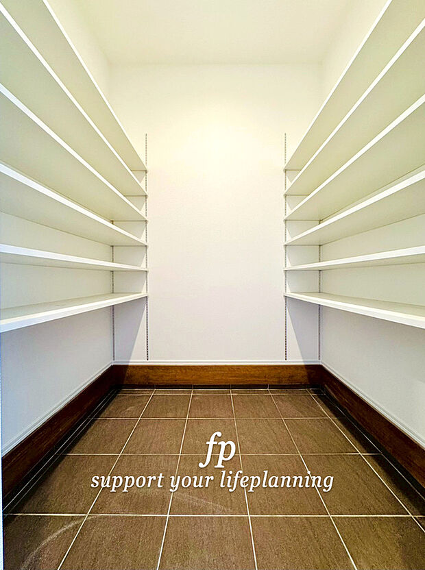 シューズインクロークが嬉しい住まい。ご家族全員の靴はもちろん、お子様のおもちゃやベビーカー、ゴルフバック、カー用品などかさ張る物もスッキリまとめておしまい頂けます。