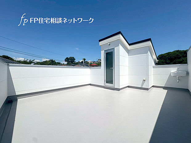 全棟10帖以上の大型ルーフバルコニー付き。水栓と照明が付いており便利です。夏はバーベキューや水遊びなども楽しめそうです。