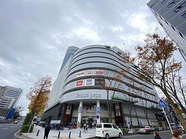 新横浜プリンスペペまで約900ｍ　ファッションや雑貨の他、スーパー、書籍、100円ショップ、飲食店等60以上の店舗が入るファッションビル。無印良品やしまむらのフロアが広く、賑わっています。