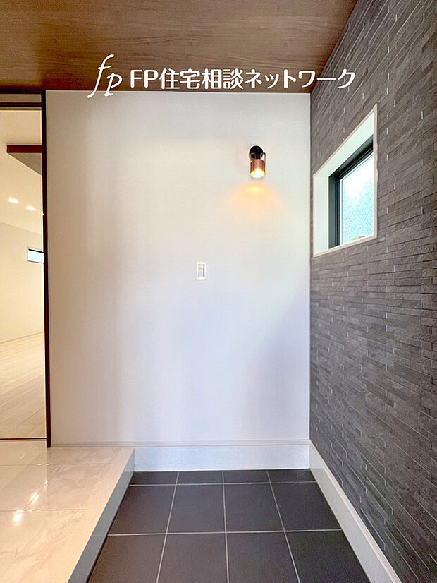 散らかりがちな玄関をスッキリと保てる玄関収納は、家の中に入る時一番最初に目に付く場所だからこだわりたいですよね。落ち着いた雰囲気の色目が、室内のカラーやデザインと調和しています。