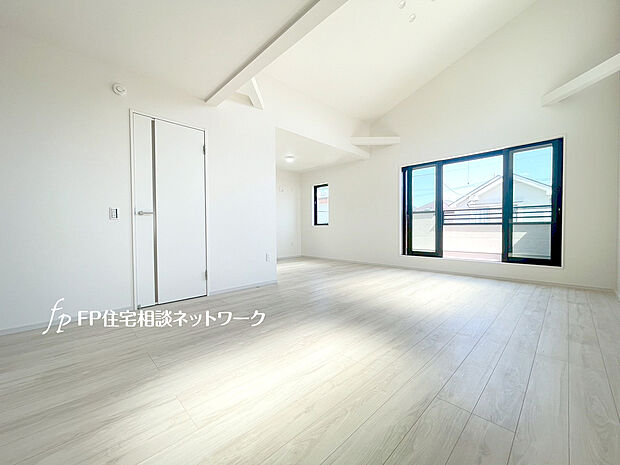 ＜1号棟＞2階リビングは吹抜けのように天井が高くなっており開放的。高い位置にある窓から優しい光が差し込みます。