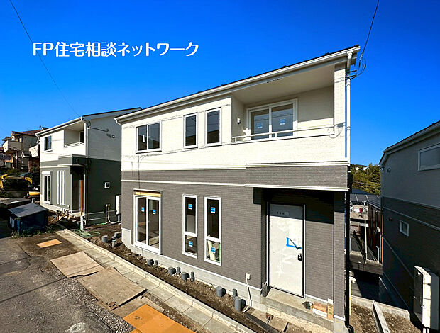 第一種低層住居専用地域の良好な住環境が保たれたエリア。低層の一戸建てを中心とした街並みが整然と続き、周辺は高い建物が建っていないので、採光や開放性に恵まれています。
