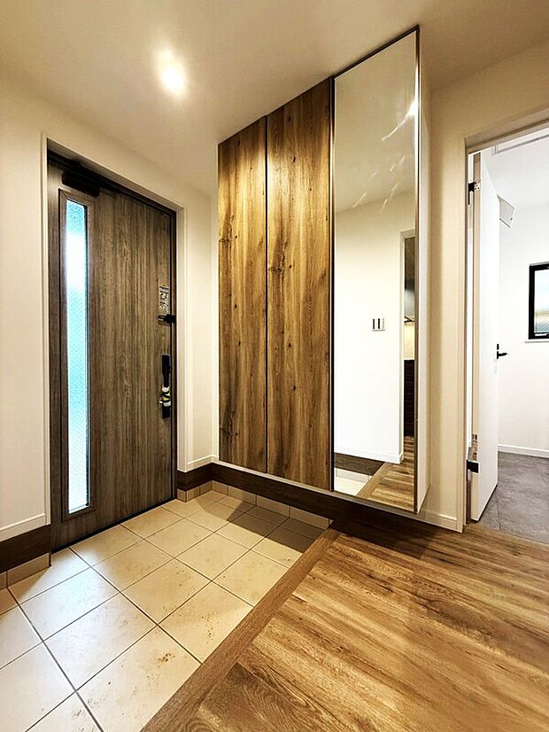 出勤前の身支度チェックに欠かせない姿見を玄関に備え付けました。気持ちの良い一日の始まりは笑顔でスタートしたいですよね。自分の顔もチェックして、そんなイキイキとした暮らしが送れる生活が待っています。