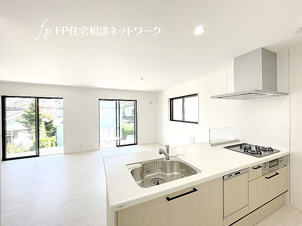 対面式のカウンターキッチンですので、出来上がったお料理をカウンターに並べてお子様が運ぶなど、お手伝いの機会も増えそうですね！ご家族と会話をしながらお料理を楽しめ一体感を感じられるキッチン仕様。