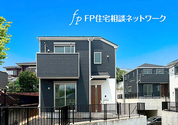 深く豊かな緑と爽快な青い空を感じる、まるで杜の中に暮らすような心地よさを存分に堪能いただける邸宅です。最高グレードの設備仕様が標準装備のデザイナーズ住宅で快適で便利な生活をお送り頂ける一品です。