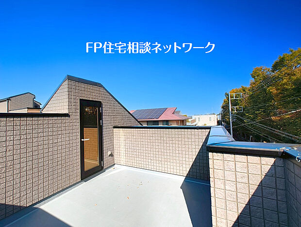 E号棟~思わず大きく深呼吸したくなるバルコニーは空を青く、広く感じる。春や秋にはバルコニーでお食事などいかがでしょうか。夏場にはご家族やご友人を招待してのBBQやお子様の水遊びも楽しめますね。