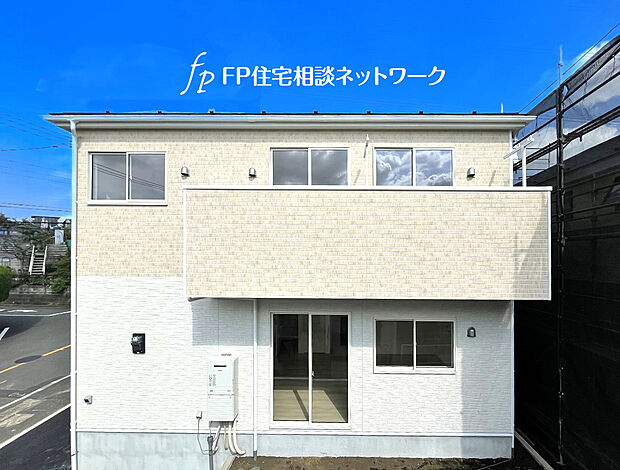 1号棟～深く豊かな緑と爽快な青い空を感じる、まるで杜の中に暮らすような心地よさを存分に堪能いただける邸宅。最高グレードの設備仕様が標準装備のデザイナーズ住宅で快適で便利な生活をお送り頂ける一品です。