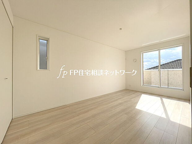 1号棟～光を沢山取り込める大きな窓。日差しを長時間受ける事が出来る暖かいお部屋です。もちろんペアガラスなので、遮音性にも優れ、結露も発生しにくい構造。サッシ周りのカビが発生しにくくなります。