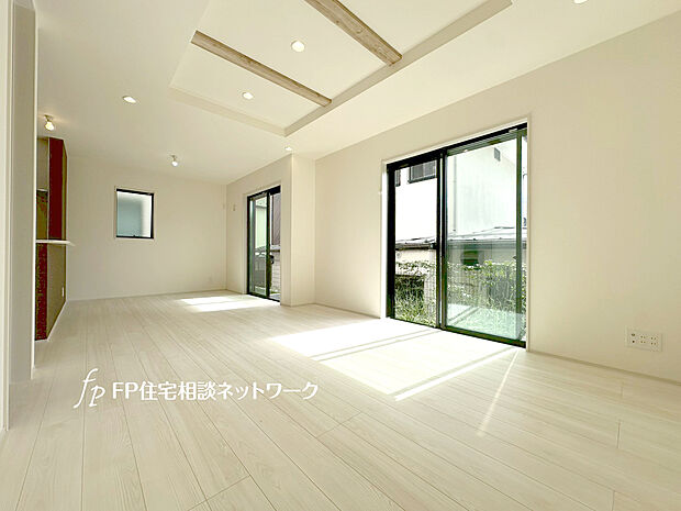 掃き出しの窓からは太陽のやわらかな光はもちろん、年中爽やかな風が吹き抜けます。自然の恵みが、快適で心地の良い空間を演出してくれますね。