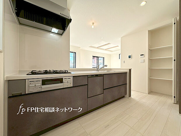 新しいキッチンは食事の支度が捗ります。お手伝いをしてくれるお子様と並びながら準備や片付けが出来るキッチンは、ご家族のコミュニケーションを育む場として活躍します。何気ない時間ですが、大切にしたいですね