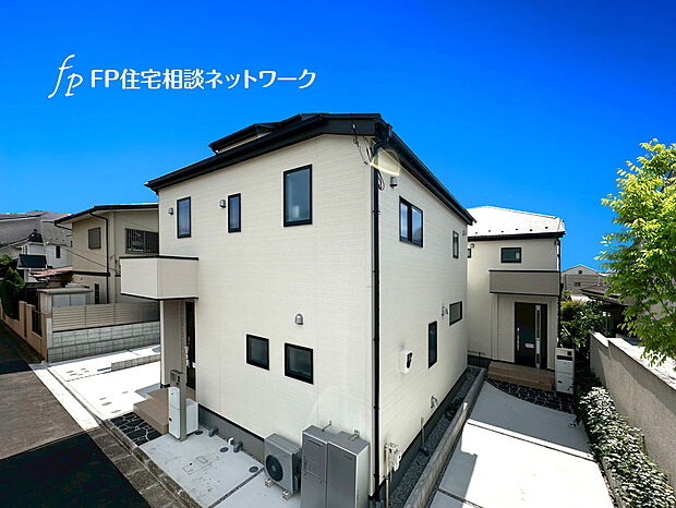 白を基調にしたモダンな外観。長く愛着を持って住むからこそシンプルな色目に仕上げました。アクセントカラーで外壁を分けることで立体感が生まれ、どの角度からでも異なる表情を感じることが出来ます。