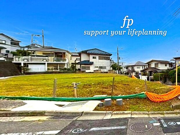 前面道路は車通りの少ない道路。小さなお子様も安心です。お車の出し入れが苦手な方も駐車しやすそうです。