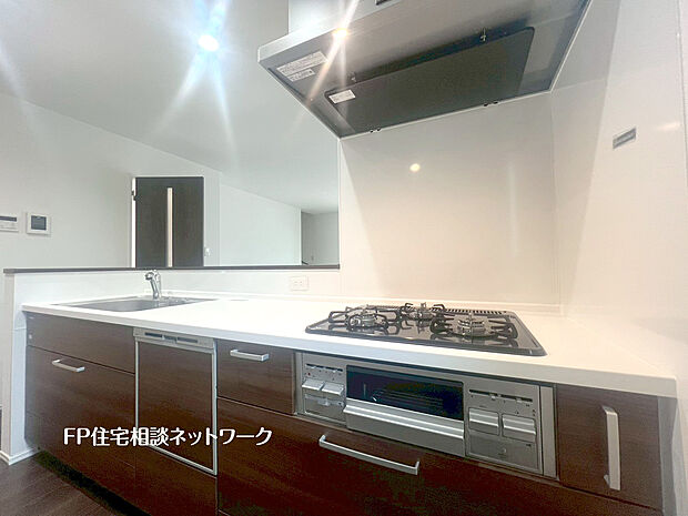 リビングを見渡せる対面式キッチンは、ご家族との会話もできて毎日のお料理が楽しくなります。リビングで遊ぶお子様にも目が届くので安心して家事が出来ますね。