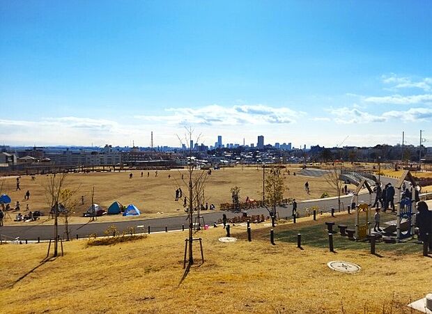 鶴見花月園公園まで約80m 総面積4.7ヘクタールの大きな公園が目の前にあります。お子様がお庭感覚で遊びに行けますし、ご家族とのピクニックにも良さそうです。