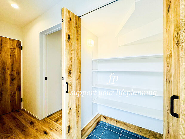 シューズクロークは可動式の棚を採用しているので、ロングブーツや長靴も収納できます。家族の履物が多くても安心。玄関が綺麗に整頓されているかどうかで、その家の印象が決まるものですよね。