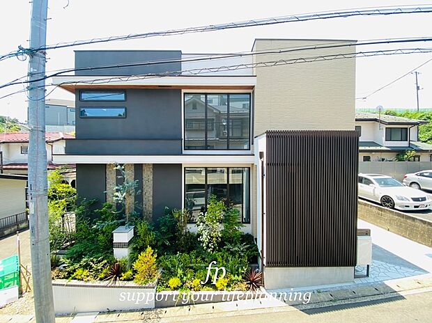 【建物プラン例:建物価格2168万円、建物面積101.83m2】Vanilla(バニラ)外壁のさりげないストーンアクセントとモールディングがエレガントなファサードを演出します。