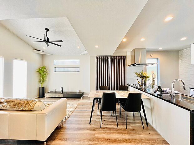 【モデルハウス写真】家族だんらんのスペースとなるリビング。窓が多い設計にすることで色々な角度から光が取り込めます。明るいリビングで新しい生活を。