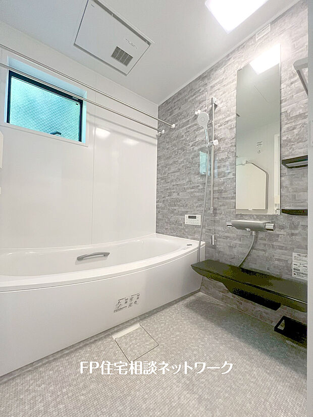 ユニットバスはゆったりとくつろげる1坪タイプ。足までしっかりと伸ばせる浴槽は、心身ともに疲れを癒してくれます。お子様と一緒の入浴でも充分な広さです。ヒートショック対策にもなる浴室換気乾燥機付です。