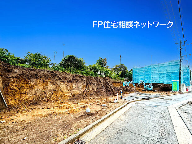 横浜市営地下鉄グリーンライン「東山田」駅徒歩11分の立地。四季を通じて自然と触れ合えるスポットが周辺には盛りだくさん！お散歩やジョギング、週末のご家族でのおでかけに最適です。