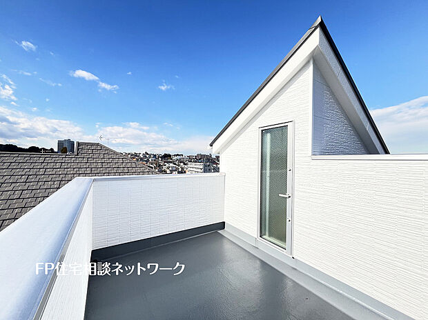 お洗濯物を干すだけのスペースではもったいない、多用途にご利用いただけるルーフバルコニーです。天気の良い日にはテーブルとイスを並べて外でお食事なども楽しめ、ご家族憩いの場としてもご利用いただけます。