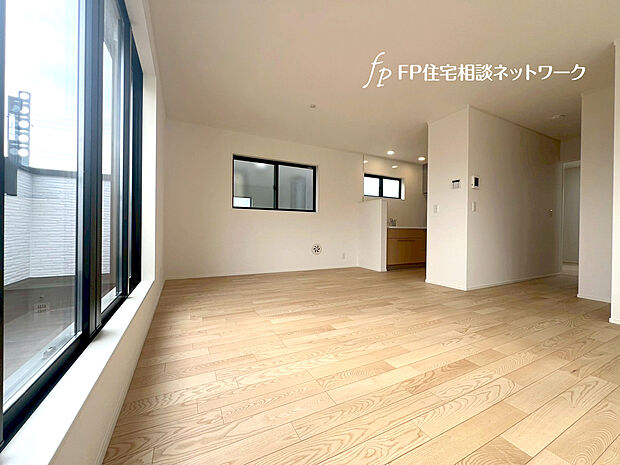 1,4号棟は陽当りの良い2階リビング。バルコニーにも出られて開放的です。カーテンを開ければお部屋を広く感じます。2号棟は帰宅後すぐに寛げる1階リビング。