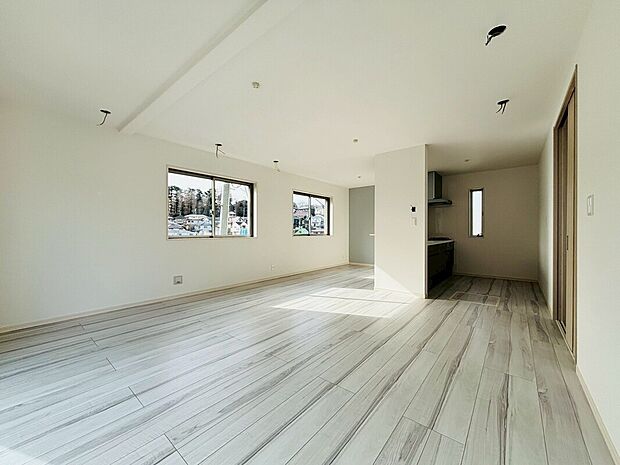 ご家族だんらんのスペースとなるリビング。家具の配置がしやすい広さを確保しつつ、窓が多い設計は色々な角度から光が取り込めるこだわりの間取りです。明るいリビングで寛ぐ新しい生活をスタートさせてみませんか。