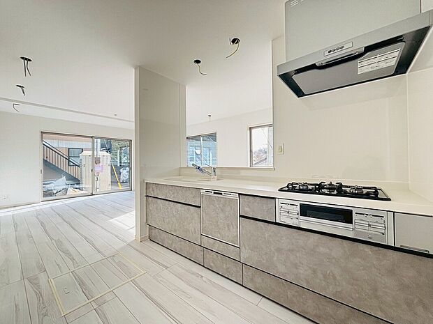 広々キッチンは収納も大容量。お鍋やフライパン、油や調味料はもちろんのこと、ビールや非常食なども収納できるほどの収納スペースを確保しています。キッチンがスッキリすると食事の支度や片付けがはかどりますね。