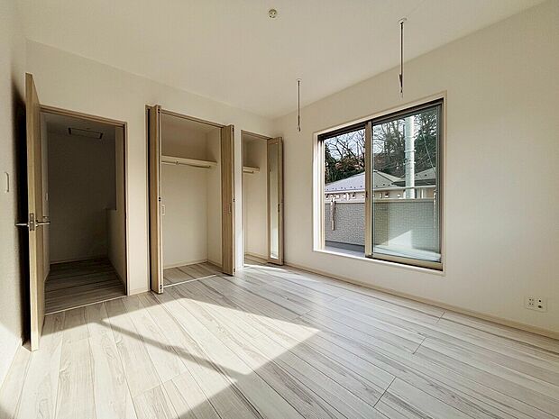 光が沢山採り込める大きな窓。二面採光なので、陽差しを長時間受ける事が出来る暖かいお部屋です。もちろんペアガラスなので、遮音性にも優れ、結露も発生しにくい構造。サッシ周りのカビが発生しにくくなりますね。