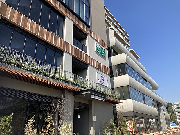 新綱島スクエアまで約1300m スーパーの東急ストア、飲食店、クリニックなどが入っているショッピングモールです。4階に文化センターがあり暮らしと交流を支える「心の広場」として地域に親しまれています。