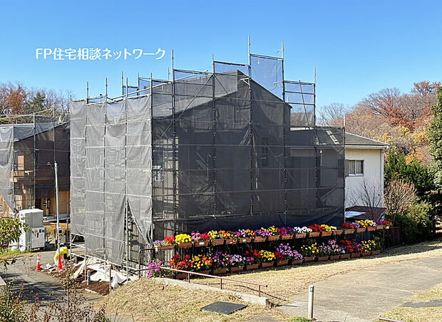 角地ならではの解放感。明るい住まいで、のびのびスローライフの夢を実現。カースペースは並列3台分可。※本画像の花壇はAIによるCGイメージです。