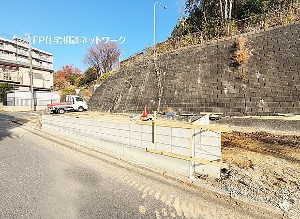 たまプラーザ駅徒歩11分、あざみ野駅徒歩17分の2駅利用可能な利便性に加え、落ち着いた住宅街の穏やかな住環境が広がる魅力的なエリアです。