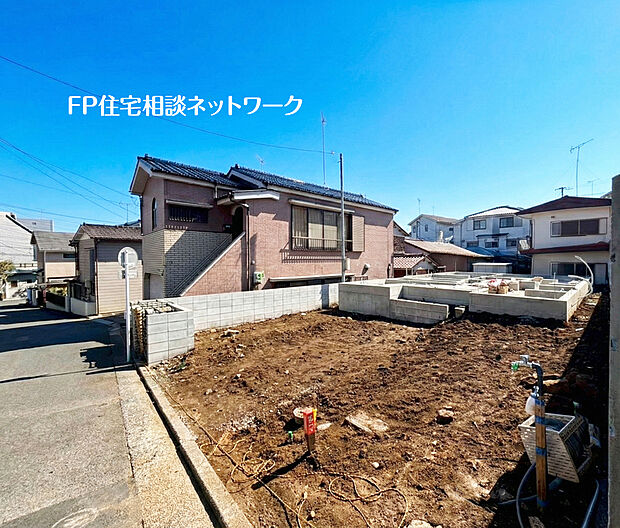 カースペースは並列2台分駐車可能(車種によります)。セカンドカーや自転車、お車での来客もOKな多用途にご利用いただけるスペースです。