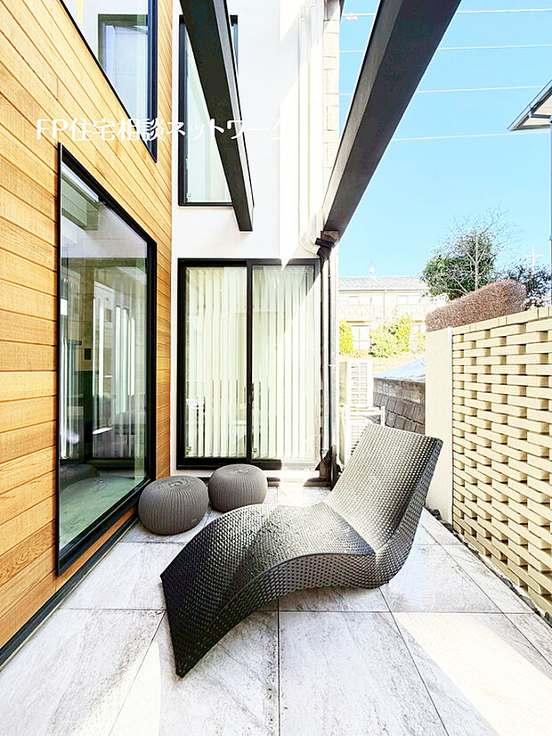 プライベートテラスは外部照明も付いておりますので夜もお楽しみいただけます。※本画像はAIがCGで家具を作成しており実際は設置されておりません。また、販売価格に家具等は含まれておりません。