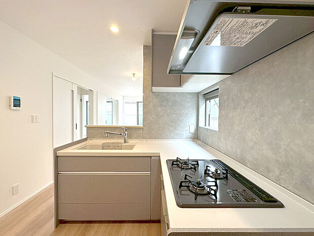 キッチン上部の収納棚付です。システムキッチンと一体感あるカラーで見た目もgood。各種豊富なキッチン用品ですが、たまにしか使わないものも多くあるはず。それらの収納に重宝します。